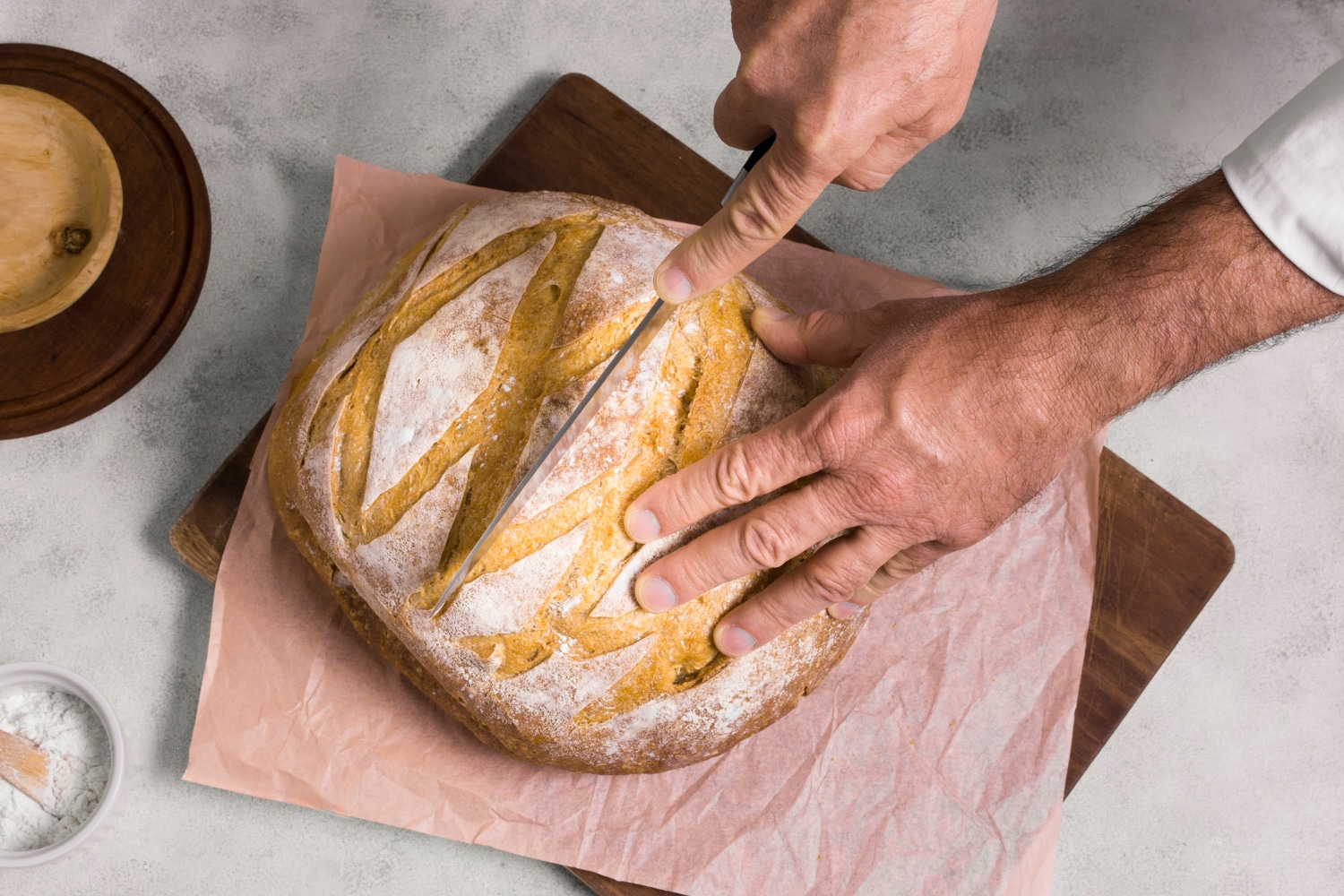 El Arte del Greñado: Cómo Hacer Cortes Bonitos en tu Pan para que Abra Perfecto en el Horno (¡El Toque Final que Transforma tu Hogaza!) - 1